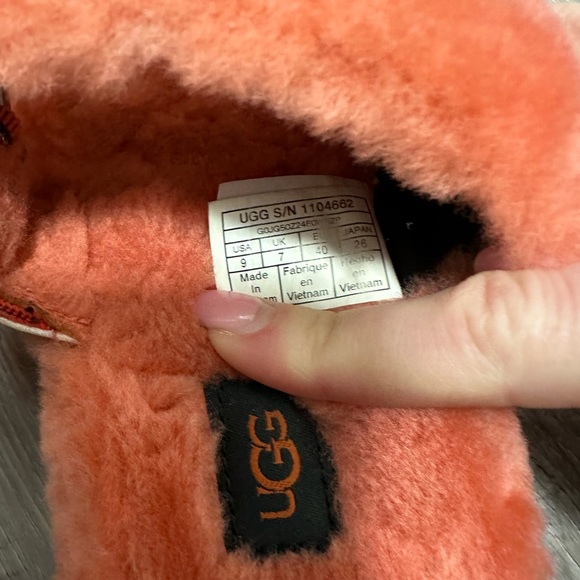 New UGG coral slippers - Picture 2 of 8